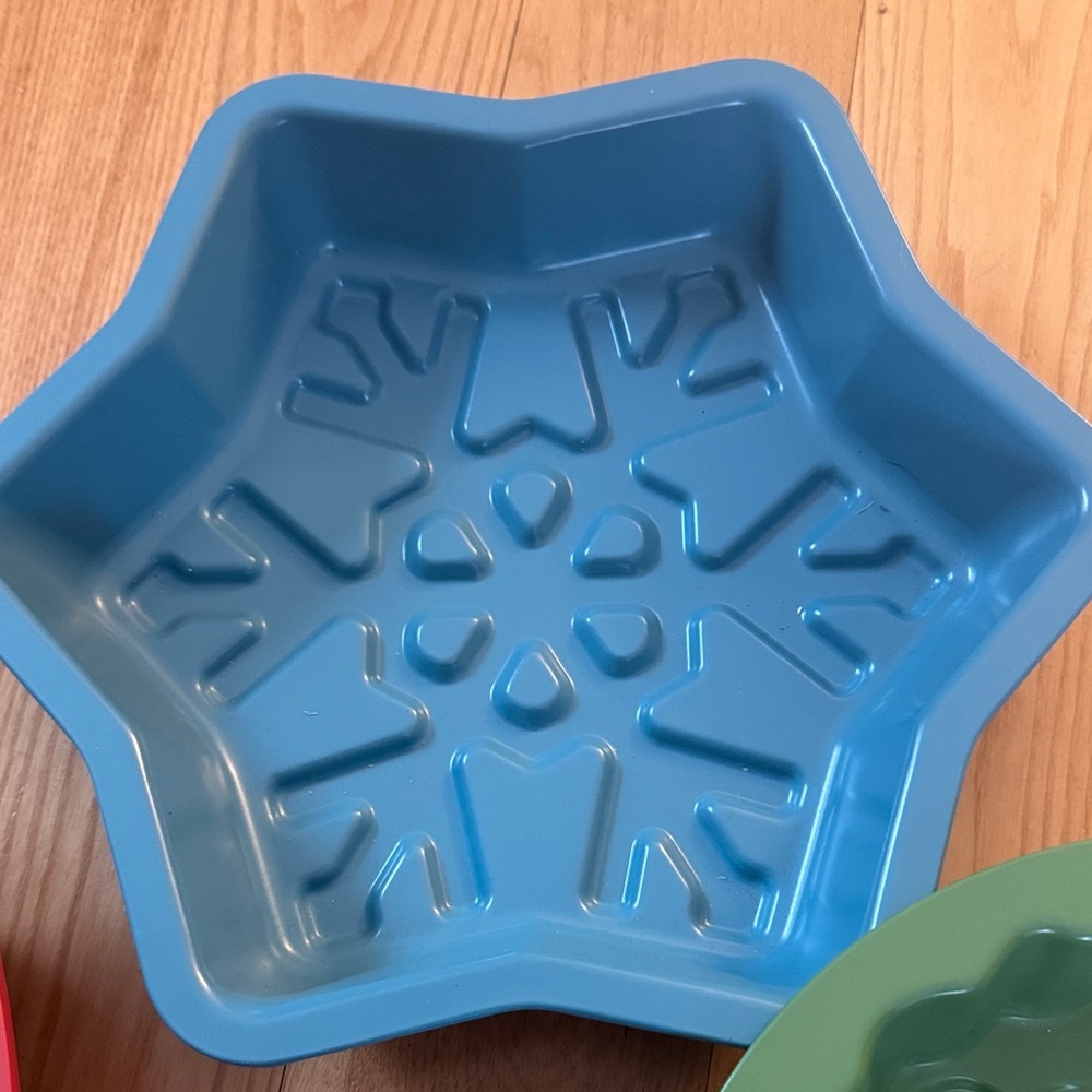 Set of 3 Christmas Metal Baking Dishes | Holiday Bakeware Stocking Wreath Snow - Picture 4 of 7